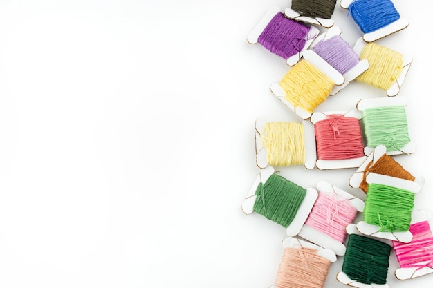 Materiály pre vyšívanie: niť, ihla, látka